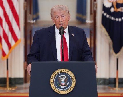 Trump insiste em prazo de 48 horas para Teerão reabrir estreito de Ormuz