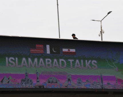 Irão: Delegações estão a negociar diretamente em Islamabad - Casa Branca