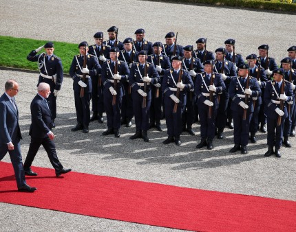 Merz recebe Lula com honras militares em Hanover em visita com foco económico