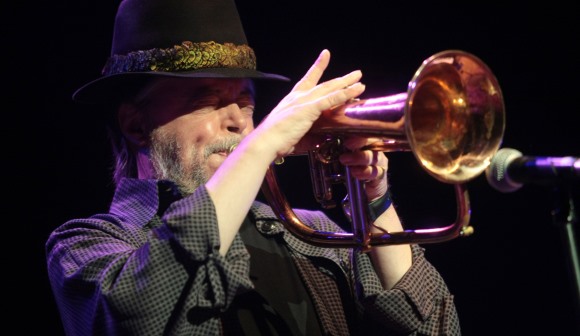 Lenda do jazz Chuck Mangione, conhecido por 'Feels So Good', morre aos 84 anos.