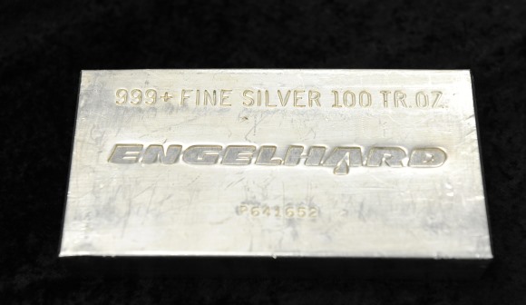 Prata alcança novo máximo histórico ao superar os 100 dólares por onça