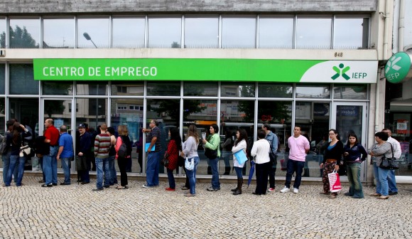 Quase metade das pessoas desempregadas em 2024 conseguiram trabalho em 2025