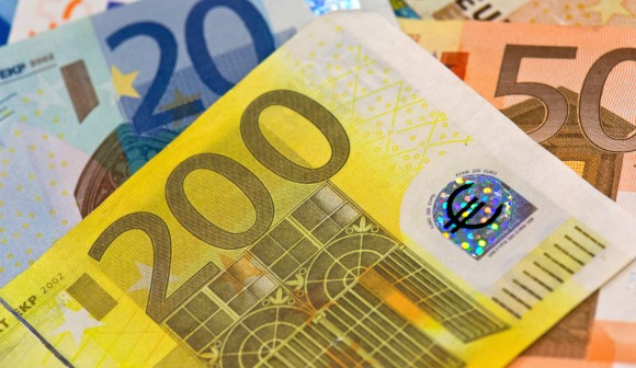 Euro cai pela terceira sessão para 1,15 dólares