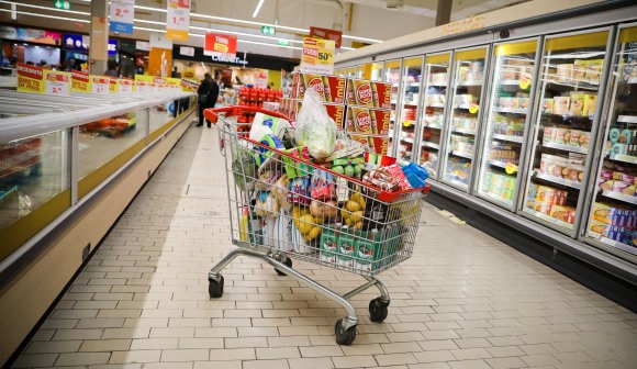 Metade dos consumidores aponta aumento do custo de vida como motivo de dívidas – estudo