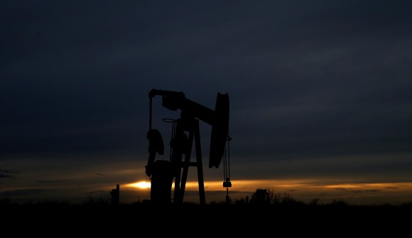 Petróleo bruto cai após intervenção dos EUA na Venezuela e reunião da OPEP+