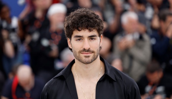 Ator português José Condessa em série brasileira para a Netflix