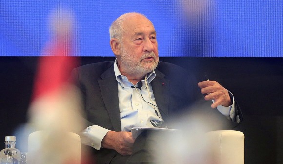 Nobel Stiglitz defende que IA pode libertar trabalhadores para combate às alterações climáticas