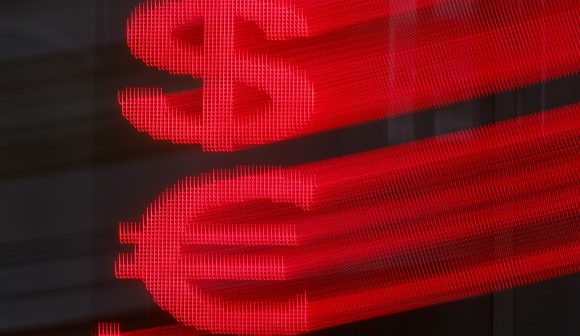 Euro cai e fica abaixo da barreira dos 1,08 dólares