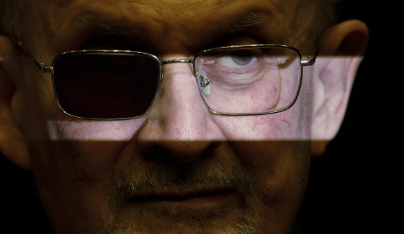 Agressor de Salman Rushdie condenado a 25 anos de prisão efetiva
