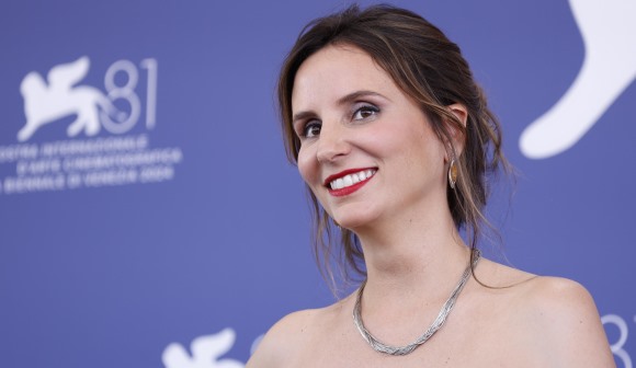 Realizadora brasileira Petra Costa apela em Los Angeles para defesa da democracia