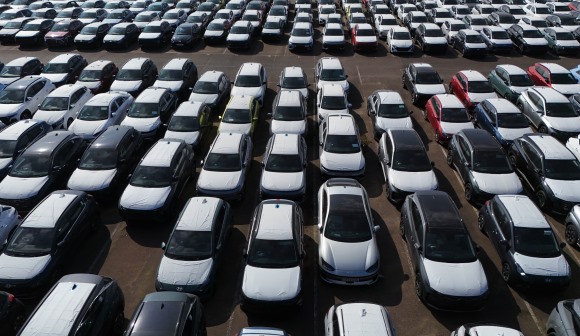 Tarifas dos EUA contribuíram para queda recorde da produção automóvel britânica