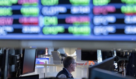 Wall Street fecha semana sem rumo mas com novo recorde do Nasdaq