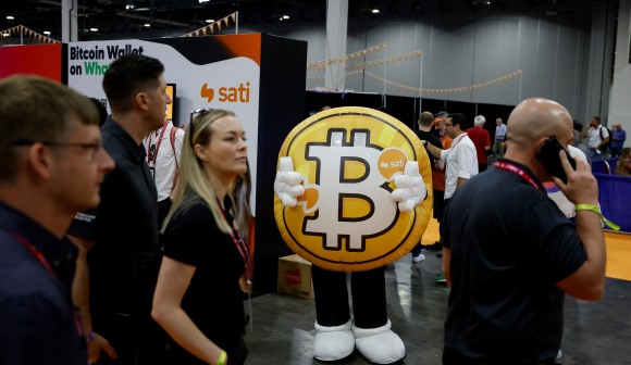 Bitcoin atinge novo máximo histórico de mais de 112 mil dólares