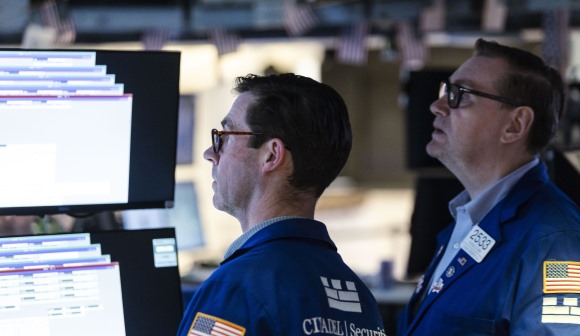 Wall Street fecha em alta graças a ataque relativamente fraco do Irão a base EUA