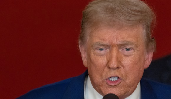 Trump pede aumento da produção petróleo por recear fecho do estreito de Ormuz