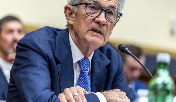 Powell alerta sobre tarifas enquanto senadores republicanos o acusam de parcialidade