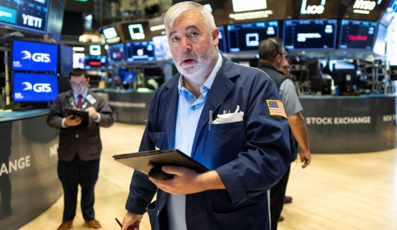 Wall Street ignora as novas ameaças tarifárias de Trump e fecha em alta