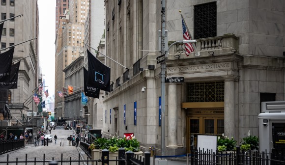 Wall Street fecha em baixa perante contestação judicial das taxas alfandegárias