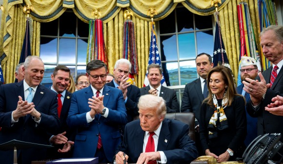 Governo federal dos EUA volta a funcionar após assinatura de Donald Trump