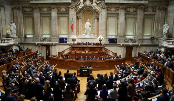 Parlamento chumba novas regras para empresas comunicarem contratações