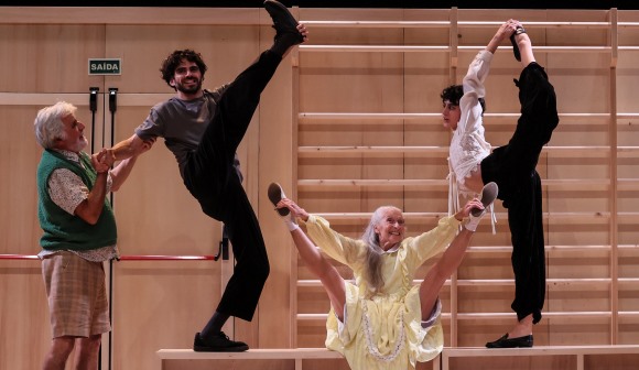 Criação de Victor Hugo Pontes com a Companhia Maior cruza várias fases da vida em palco