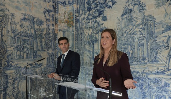 Cheque-livro deve avançar esta semana mas iniciativa do e-book tem de ser "estudada"