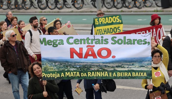 Mais de 100 pessoas em Lisboa mostram que “a Beira está viva” e é contra mega centrais solares