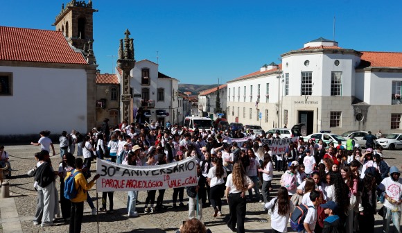 Recriação da luta pelas gravuras rupestres juntou alunos e professores de Foz Côa