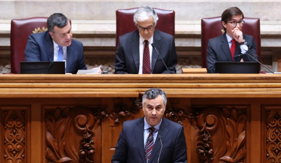 Ministro responde a críticas sobre Saramago dizendo que alternativa “também é militante do PCP”