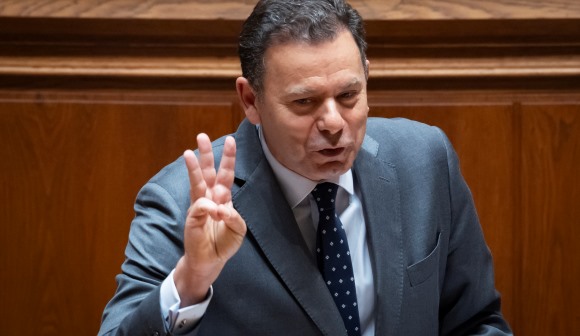 PM diz que “é cedo” para aumento  permanente de pensões e admite suplemento se finanças permitirem