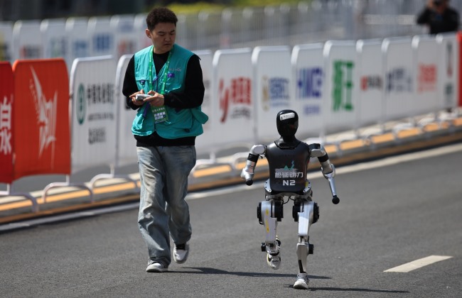 China reúne mais de 300 robôs em meia maratona em Pequim