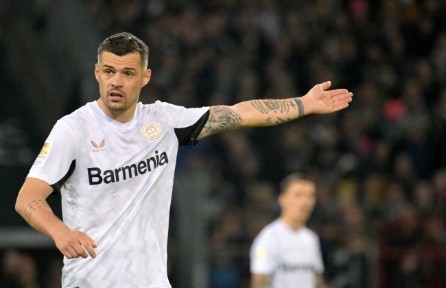 Granit Xhaka regressa a Inglaterra para jogar no Sunderland