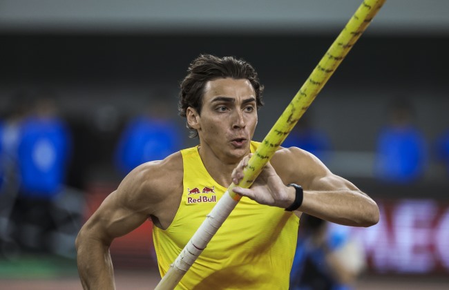 Duplantis volta a bater o recorde mundial do salto com vara