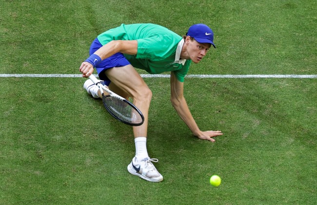 Tenista Jannik Sinner, número um mundial, eliminado com surpresa em Halle