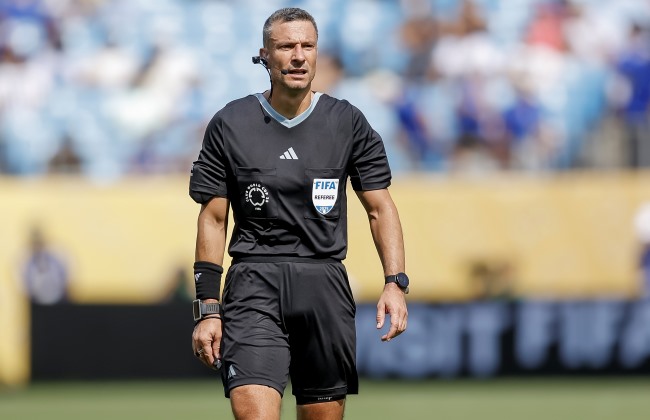 LC: Esloveno Slavko Vincic arbitra receção do Benfica ao Fenerbahçe