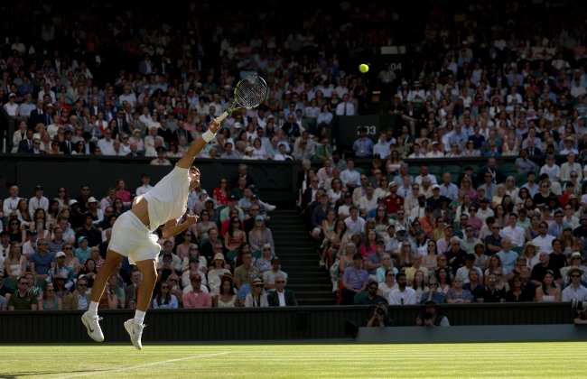Bicampeão Alcaraz avança sem dificuldades para a terceira ronda de Wimbledon