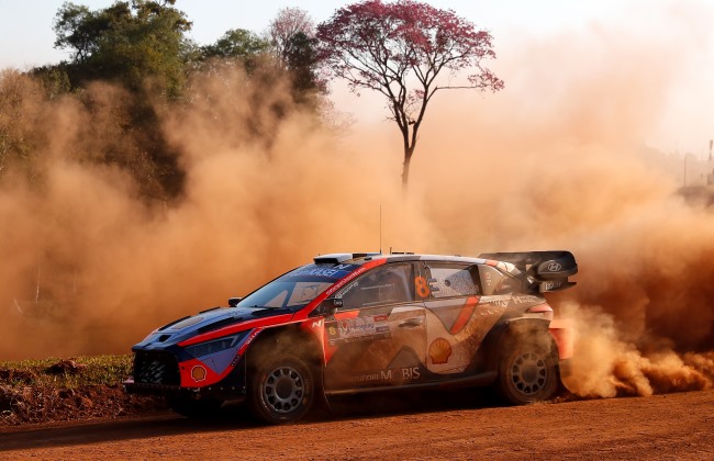 Tanäk na frente do Rali da Arábia mas Ogier em vantagem na luta do título
