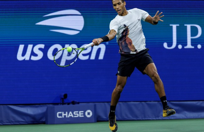 Zverev afastado por Aliassime, Swiatek a custo nos oitavos de final do US Open
