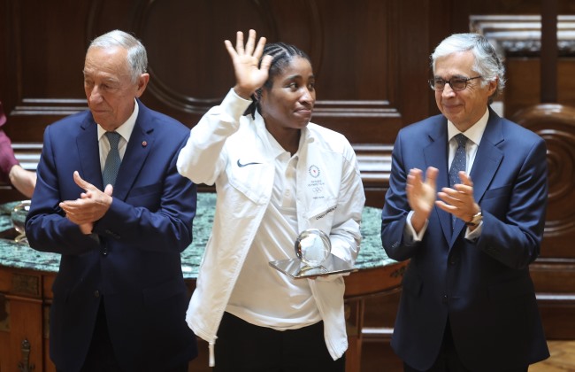 Atletas refugiadas medalhadas em Jogos Olímpicos aplaudidas de pé no parlamento