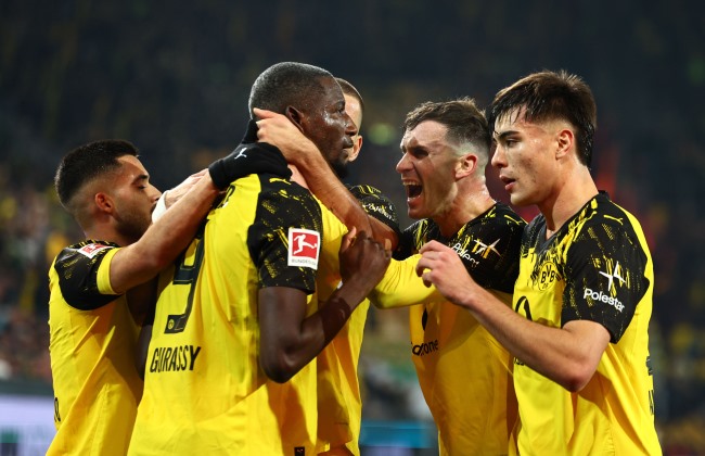 Dortmund derrota Augsburgo e sobe provisoriamente à vice-liderança da Liga alemã