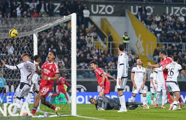 Benfica vence em Guimarães e continua perseguição aos da frente