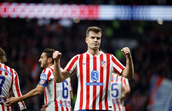 Atlético Madrid vence com ‘bis’ de Sorloth e mantém perseguição ao FC Barcelona