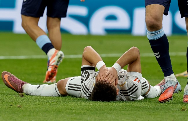 Real reduzido a nove é derrotado e FC Barcelona lidera com quatro pontos de vantagem