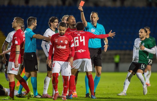 Santa Clara quer anulação de expulsão de Paulo Vitor e áudios do videoárbitro