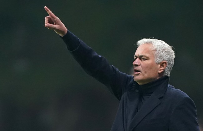 Mourinho ‘agarra-se’ à matemática e invencibilidade interna para estar na luta