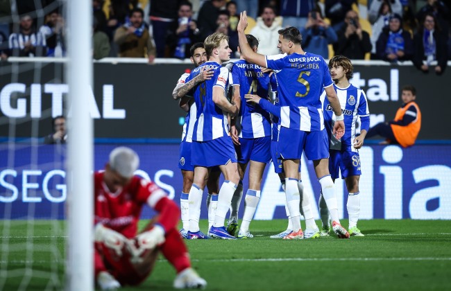 Líder FC Porto vence Estoril Praia e mantém distâncias antes do dérbi lisboeta