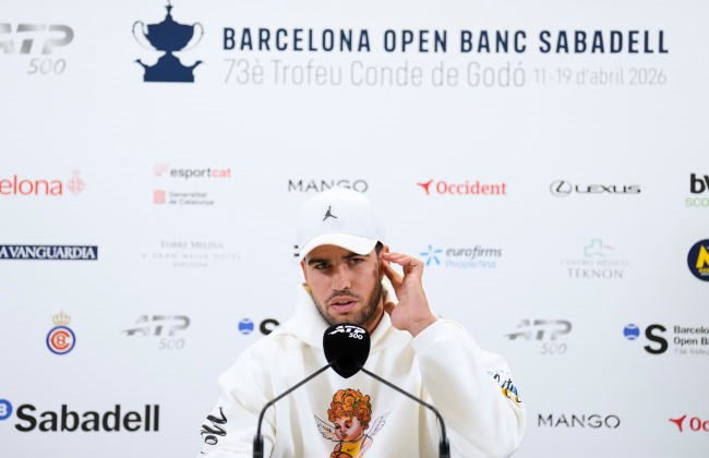 Tenista Carlos Alcaraz desiste do torneio de Barcelona devido a lesão no pulso