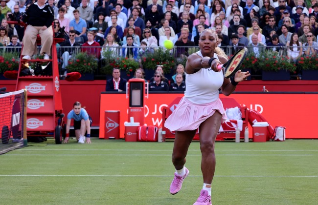 Tenista Serena Williams triunfa em pares no regresso aos courts