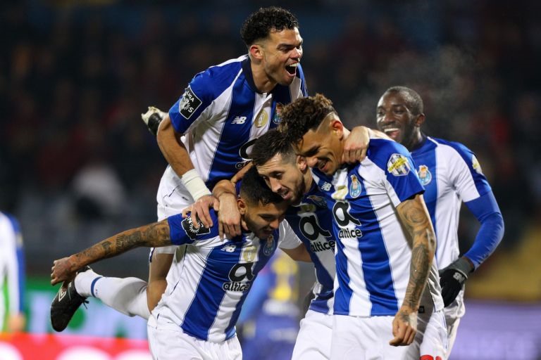 FC Porto vence em Chaves com hat-trick de Soares