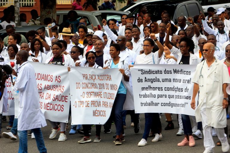 Médicos angolanos pedem melhores condições de trabalho em protesto em Luanda